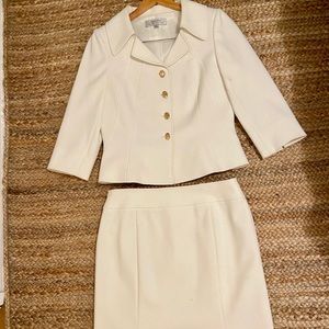 Tahari 2 piece jacket and skirt size 8 US